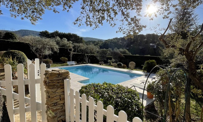 Le Beausset Cama Y Desayuno | Charming guest house, 15 minutes from the most beautiful beaches in the Var.
