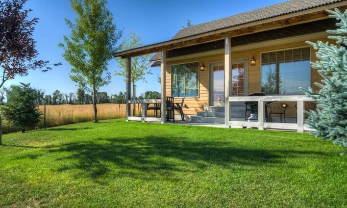 Shining Mountains Casa | Charming guesthouse in Ennis, MT