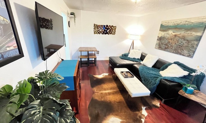 Vancouver Casa | Charming guesthouse minutes from downtown Vancouver -pet friendly