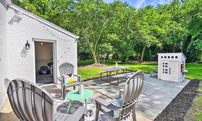 Hampton Casa | Charming Hampton Home w/ Yard: 2 Mi to Beach!