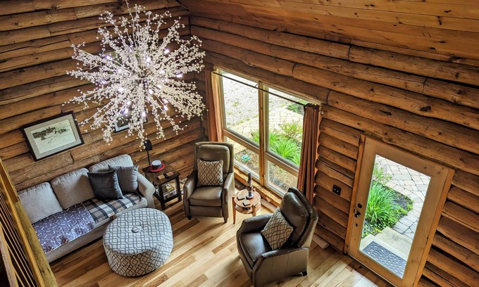 Salem Lakes Cabina | Charming hand built log-cabin in beautiful southeastern Wisconsin