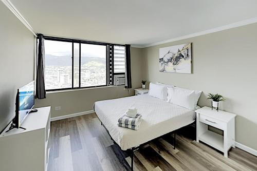 McCully - Moiliili Casa | Charming Hawaiian Monarch Studio