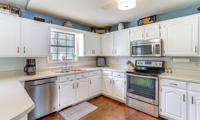 Heber Springs Casa | Charming Heber Springs Home w/Deck & Fire Pit!
