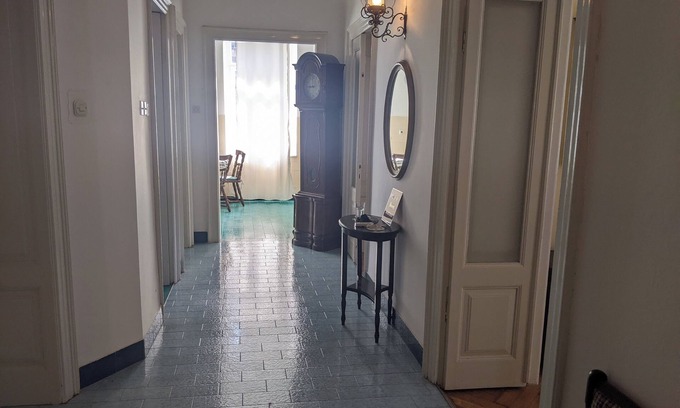 Veruda Apartamento | Charming Heritage Apartment Walking Distance to the Beach