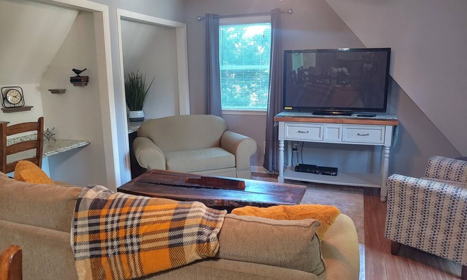 Belknap Casa | Charming Highlands Carriage House 2 beds/2bath NO POOL