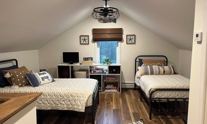 Lake Luzerne-Hadley Casa | Charming Hillside Cottage in Beautiful Lake Luzerne