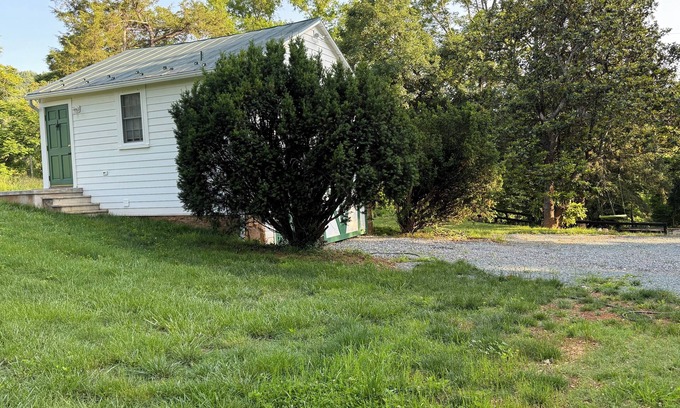 Charlottesville Apartamento | Charming Historic Carriage House Studio Apartment
