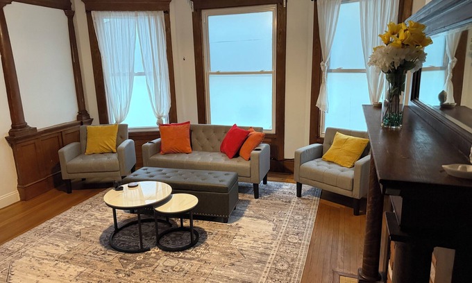 New Haven Apartamento | Charming Historic 2BR Retreat in New Haven – Cozy Stay Near Yale & Downtown!