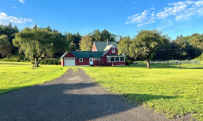 Oxford Otro | Charming Historic 4 Bdrm Farmhouse AC secluded, centrally located, fishing pond