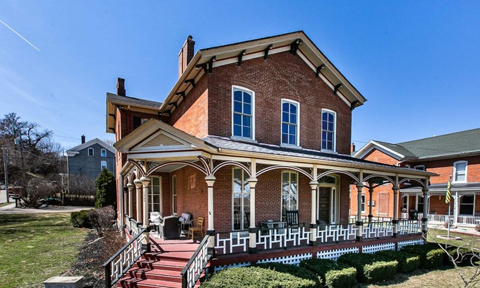 Dubuque Casa | Charming Historic 4 Bedroom with Hot Tub