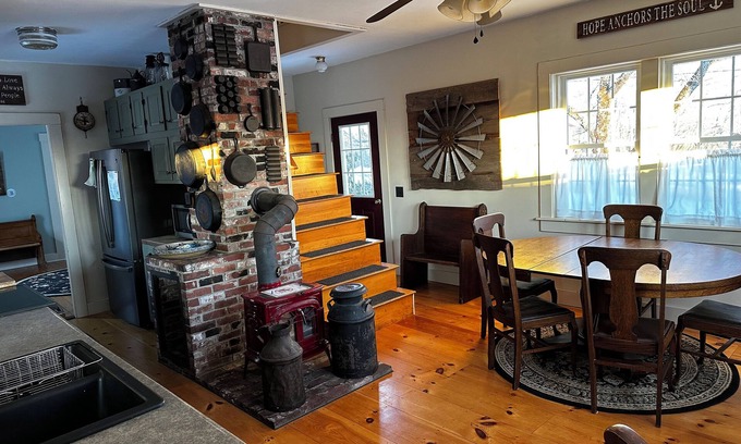 Warren Otro | Charming & historic 5-bedroom farmhouse nestled in the heart of Midcoast Maine.