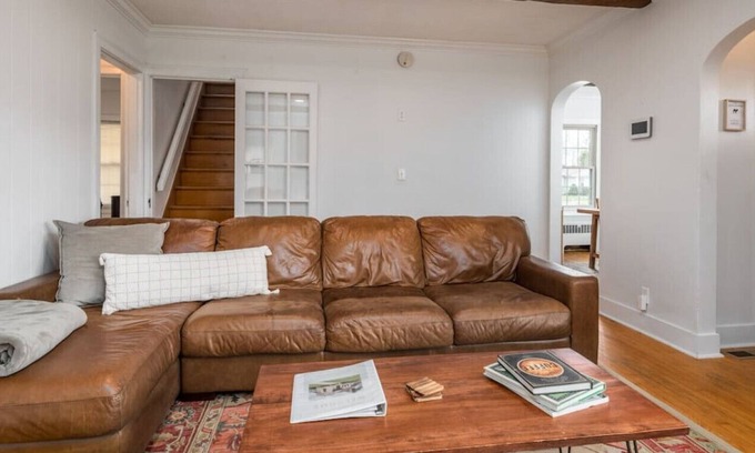 New Albany Casa | Charming Historic Cottage minutes from LOU!