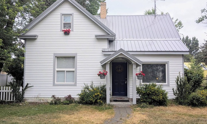 Teton Otro | Charming Historic Farmhouse centrally located to Yellowstone Entrances