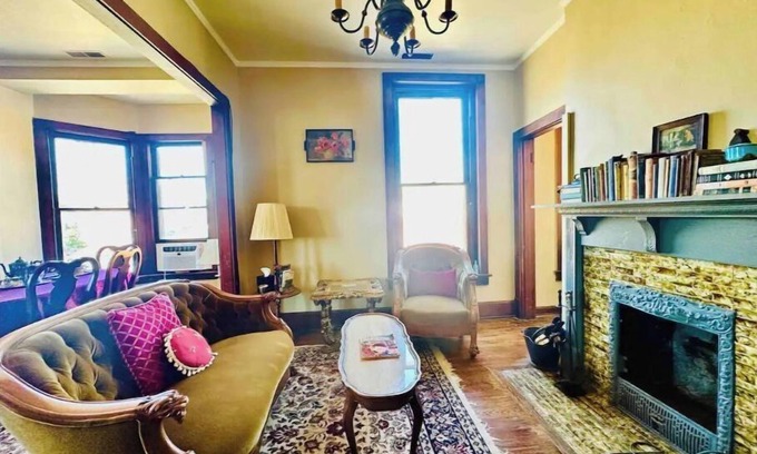 Mount Vernon Casa | Charming historic apartment turned antique store near the town square