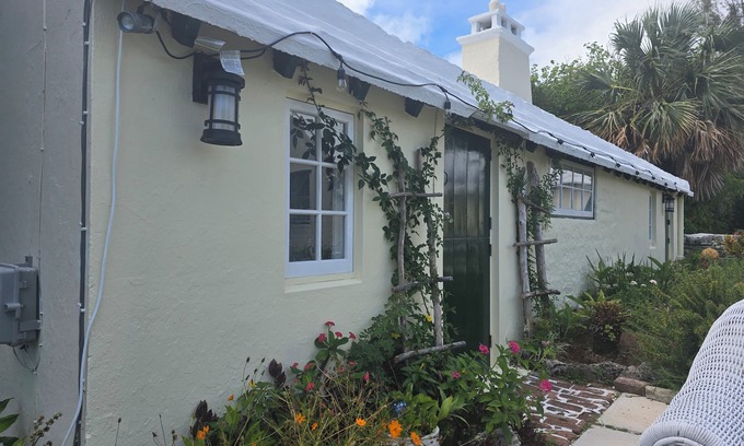 Warwick Cabaña | Charming Historical 1-bedroom cottage in central Bermuda with WiFi, AC