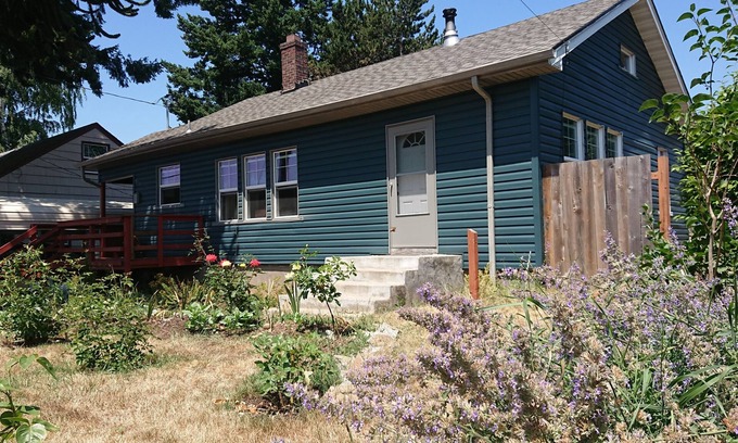 Madison South Casa | Charming Historical Portland Home with a Huge Fenced Yard