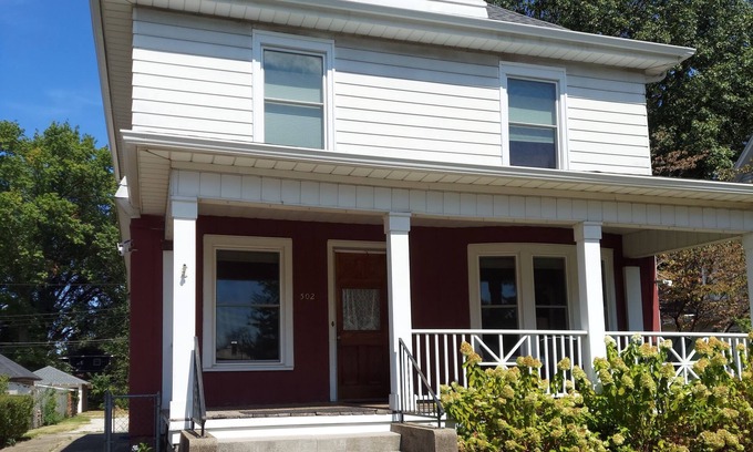 Terre Haute Casa | Charming historical 4 bd & 3 full ba home in Terre Haute with WiFi, AC & parking
