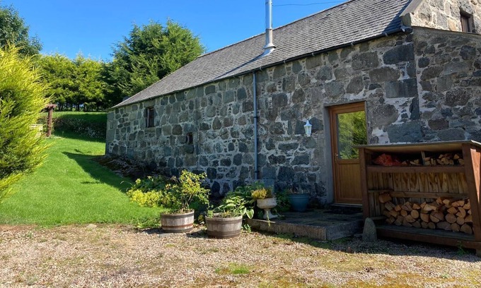 Huntly Otro | Charming holiday cottage with garden and castle park next door.