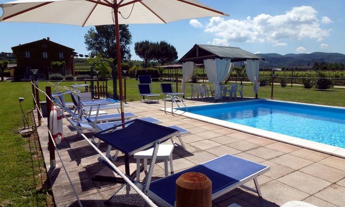 Torgiano Apartamento | Encanto casa de vacaciones con piscina en una finca de vino cerca de Asís. Wi-Fi gratis