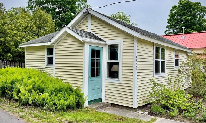 Empire Casa | Charming Holly's Cottage: In the Heart of Empire