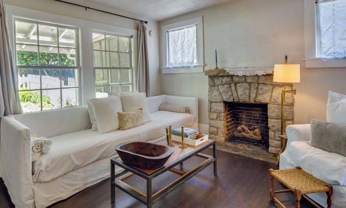 West Side Historic District Cabaña | Charming Home < 2 Mi to Downtown Hendersonville!