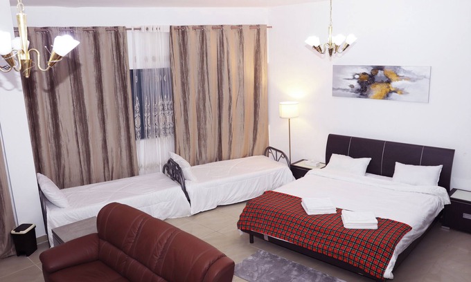 Al Khan Cama Y Desayuno | Charming home away from your home with WiFi, fitness room in lovely Sharjah.