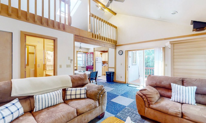 Florence Casa | Charming home close to Florence & beaches with sauna, firepit, grill, W/D, AC