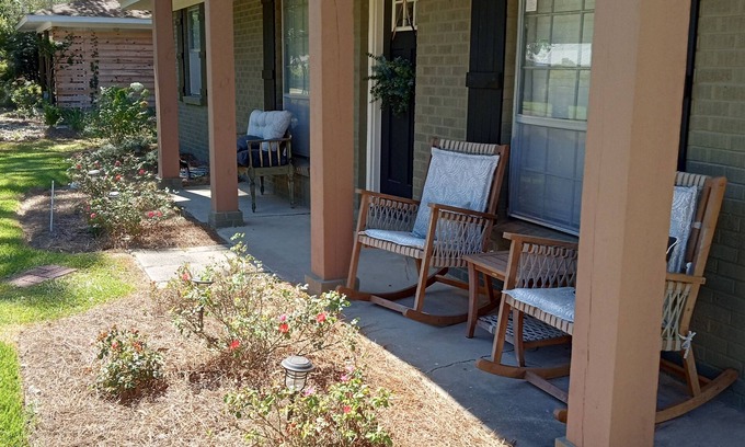 Hattiesburg Casa | Charming Home Comfy Beds Private Backyard with Fire Pit