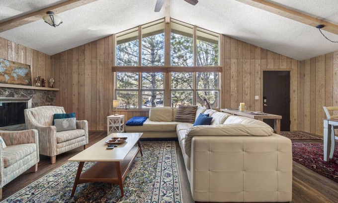 Flagstaff Cabina | Charming Home in Country Club Flagstaff with Views