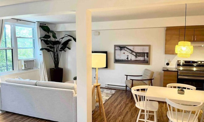 Vieux-Limoilou Apartamento | Charming home in Old Limoilou.