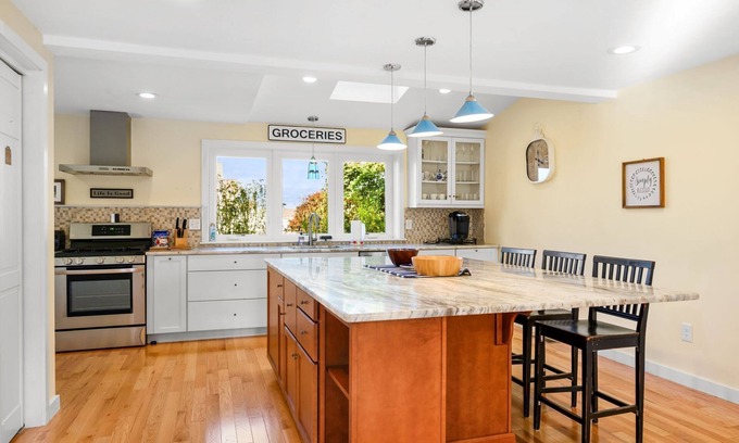Sandwich Casa | Charming home in the seaside village of Town Neck with Central AC