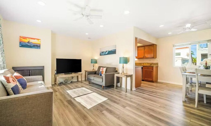 Newport Beach Apartamento | Charming Home Just Steps from the Beach – 2-Bedroom, Private Back Patio, & Free WiFi