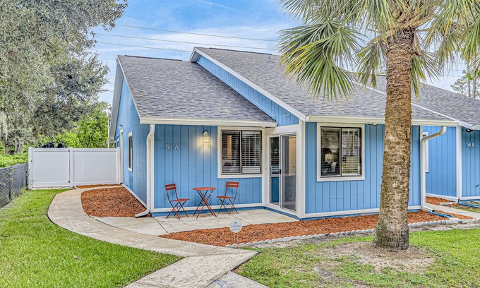 Indian Trails Casa | Charming home near beach & golf with central AC & patio - dog-friendly