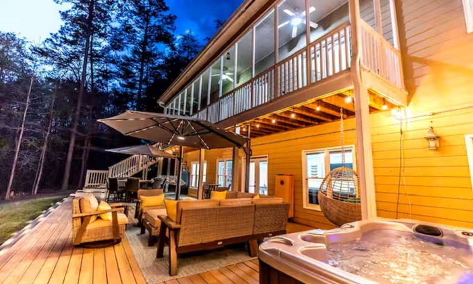Gainesville Casa | Charming Home on Lake Lanier, sleeps 14, all the amenities! Come make Memories!