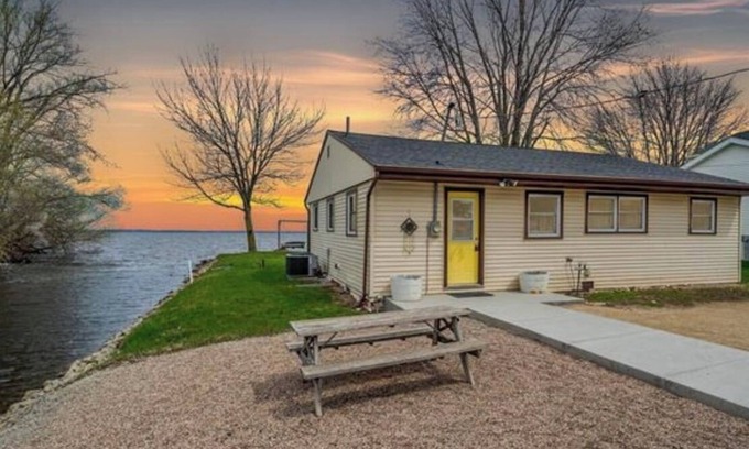 Winneconne Casa | Charming home on Lake Poygan