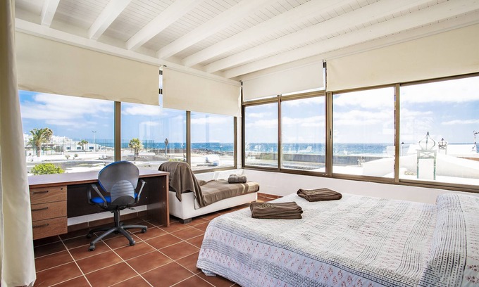 Los Cocoteros Casa | Acogedora casa junto a la costa con Wi-Fi, terraza y vistas al océano; Mascotas permitidas