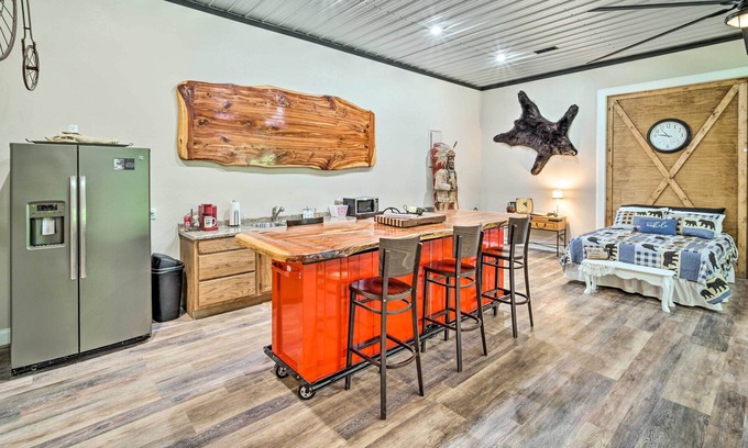 Centre Apartamento | Charming Home w/ Patio ~ 9 Mi to Cave Spring!