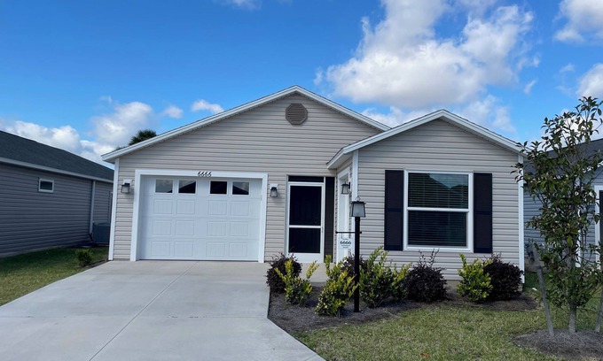 Okahumpka Casa | Charming home w/spacious kitchen, water view, enclosed lanai, & Pet Friendly