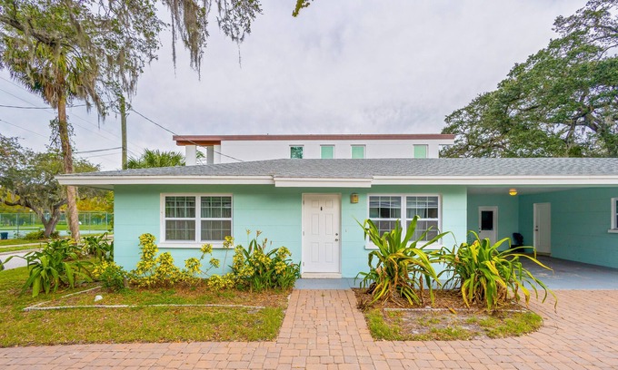 Gillespie Park Casa | Charming home with a full kitchen, washer/dryer, & AC - across from park