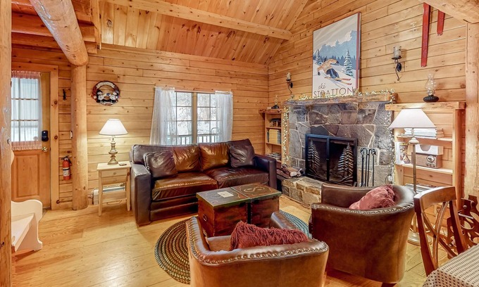 Stratton Cabina | Charming home with a fireplace, large yard & firepit - near Stratton/Mount Snow