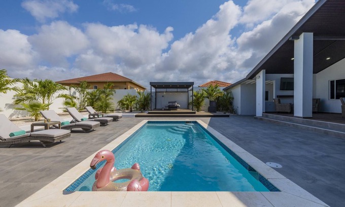 Washington Villa | Charming home with Big Outdoors & Pool in Noord