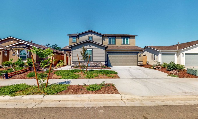 Visalia Casa | Charming home with full kitchen, W/D, near Lake
