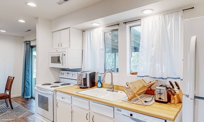 Coarsegold Casa | Charming home with game room, central AC, grill, washer/dryer, WiFi, & Netflix