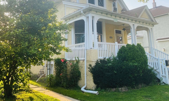 Brookfield Apartamento | Charming home with Private Balcony near Downtown, La Grange