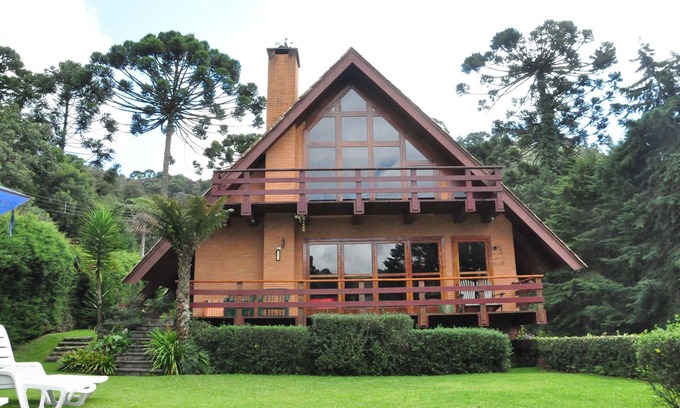 Campos do Jordao Cabaña | casa con encanto en medio de Campos do Jordao montañas con pista de tenis.