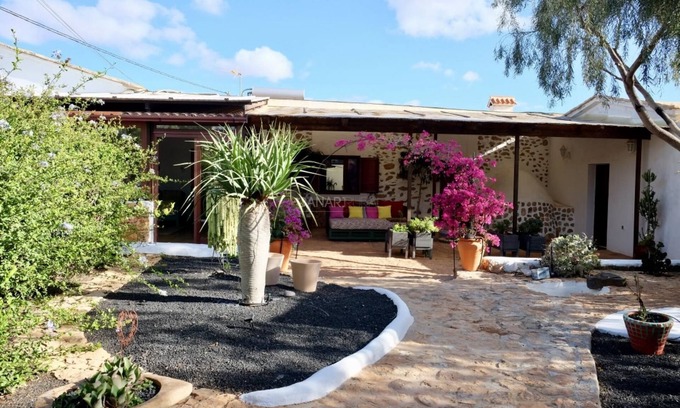 Triquivijate Apartamento | Vivienda Canaria con Piscina privada, jardin y minigolf