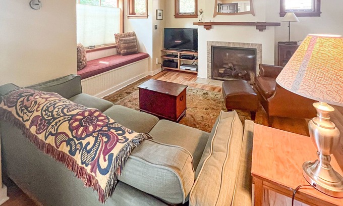 Laurelhurst Casa | Charming house near golf and downtown with gas fireplace, deck and washer/dryer