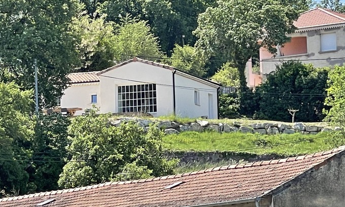 Le Teil Casa | CASA CON ENCANTO DE PIE PLANO CON VISTA AL COLINO