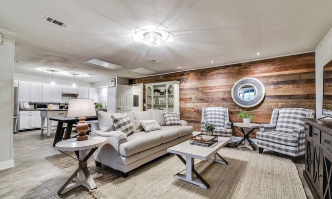 Dripping Springs Casa | Charming house on an acre in the ❤️of DT Dripping Springs