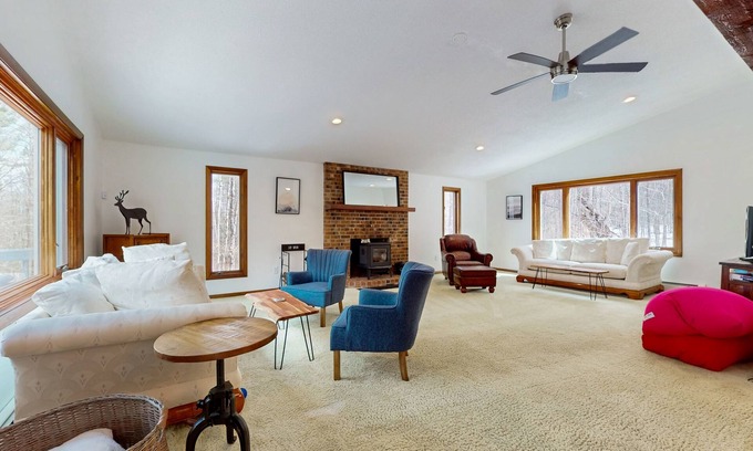 West Hartford Casa | Charming house w/ privacy, bbq, seasonal balcony, hammock, fire pit, w/d, wifi